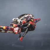 Das Troy Lee Designs/Red Bull/GASGAS Factory Racing Team hat einen soliden Lauf im NRG Stadium mit sensationellen Aktionen in den ersten drei Runden der AMA Supercross Meisterschaft 2021 absolviert.